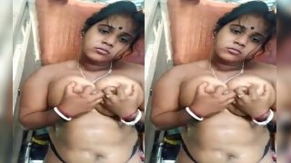 Bengali boudi squeezing boobs & show naked
